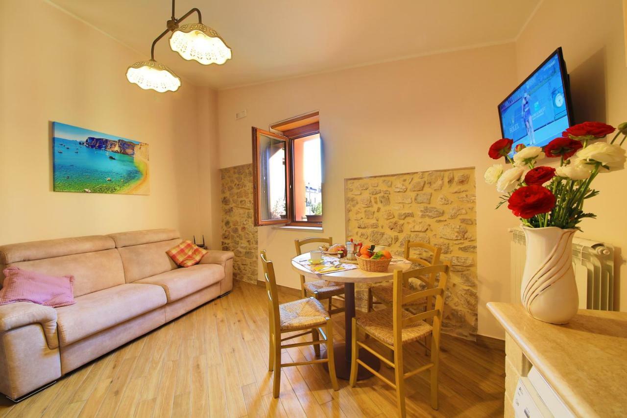 Casa Vacanze La Portella ฟอนดี ภายนอก รูปภาพ
